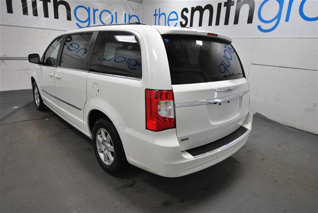 Chrysler Town and Country 2012 photo 5
