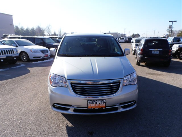 Chrysler Town and Country 2012 photo 1