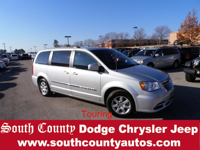 Chrysler Town and Country 2012 photo 2
