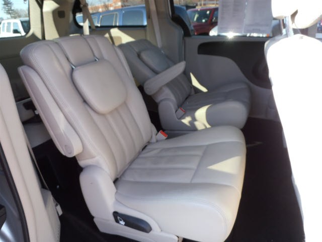 Chrysler Town and Country 2012 photo 3