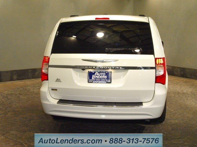 Chrysler Town and Country 2012 photo 2