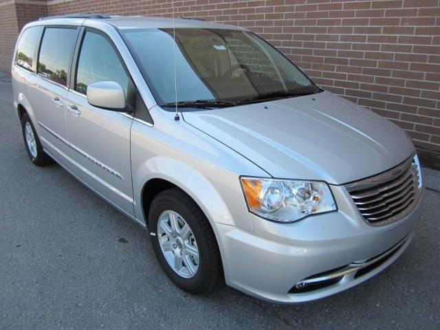 Chrysler Town and Country 2012 photo 1