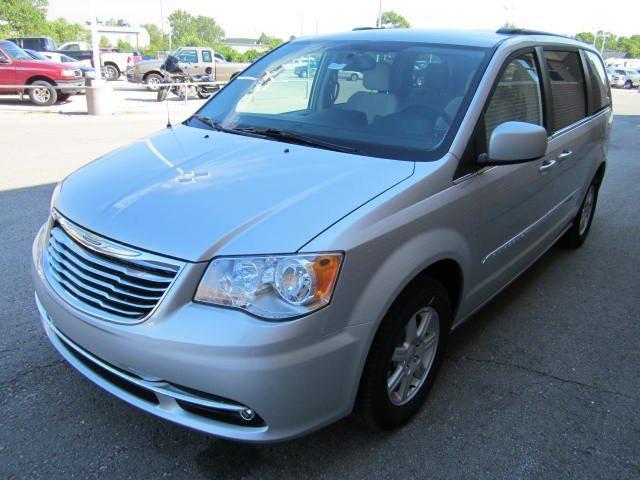 Chrysler Town and Country 2012 photo 2