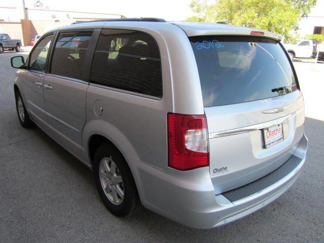 Chrysler Town and Country 2012 photo 3