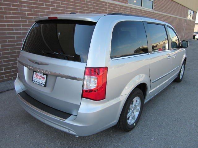 Chrysler Town and Country 2012 photo 4