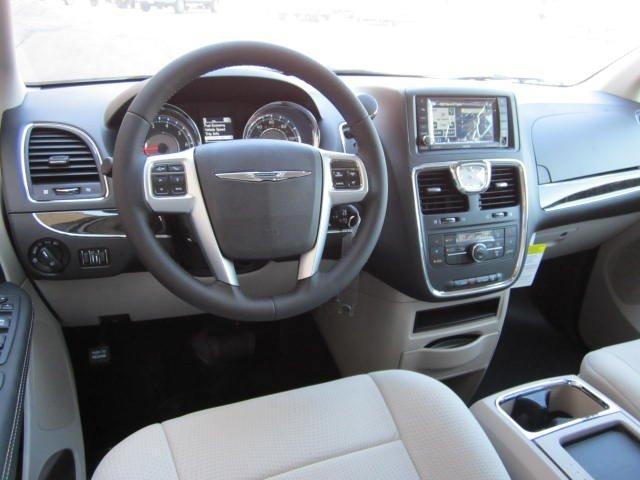 Chrysler Town and Country 2012 photo 5