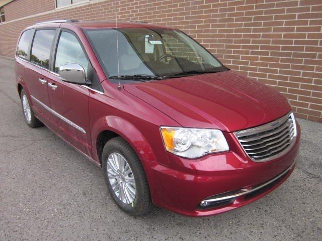 Chrysler Town and Country 2012 photo 1