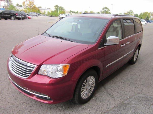 Chrysler Town and Country 2012 photo 2