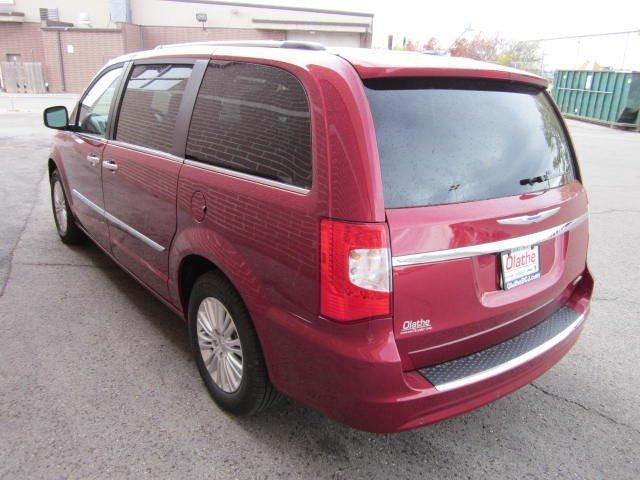 Chrysler Town and Country 2012 photo 3