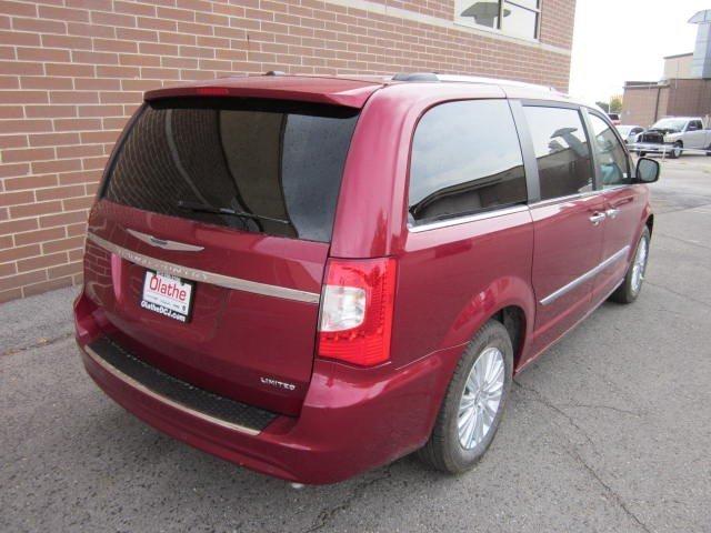 Chrysler Town and Country 2012 photo 4