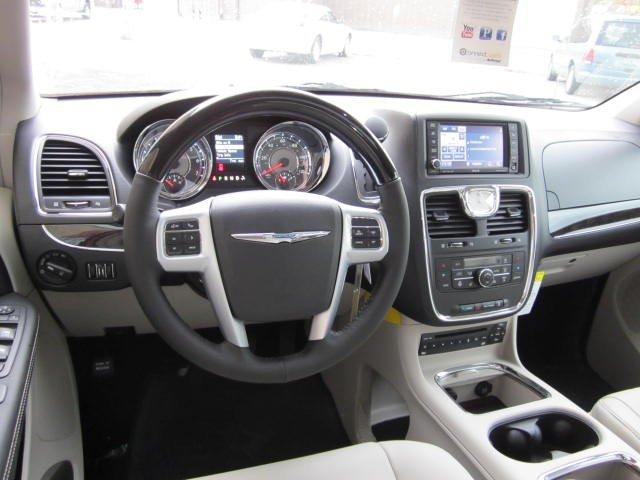 Chrysler Town and Country 2012 photo 5