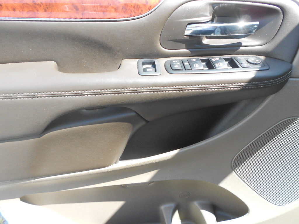 Chrysler Town and Country 2012 photo 1