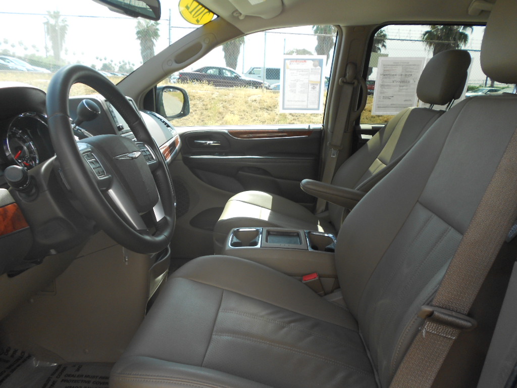 Chrysler Town and Country 2012 photo 2
