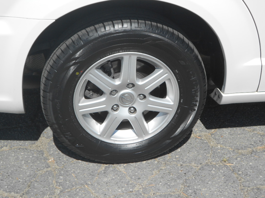 Chrysler Town and Country 2012 photo 3