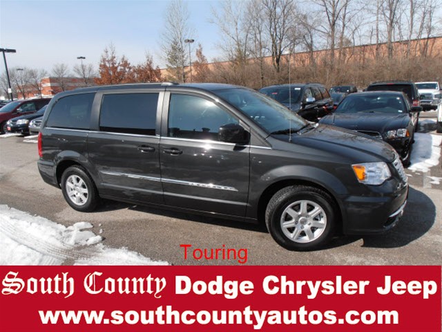 Chrysler Town and Country 2012 photo 1