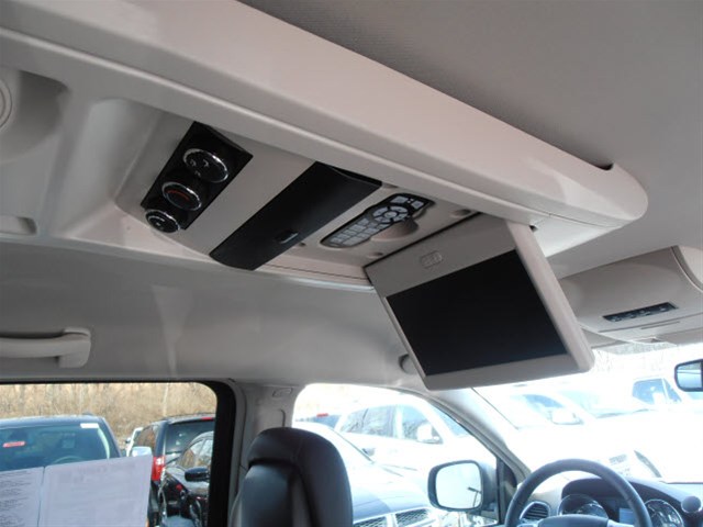 Chrysler Town and Country 2012 photo 2