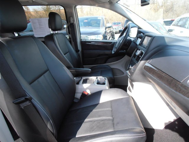 Chrysler Town and Country 2012 photo 3