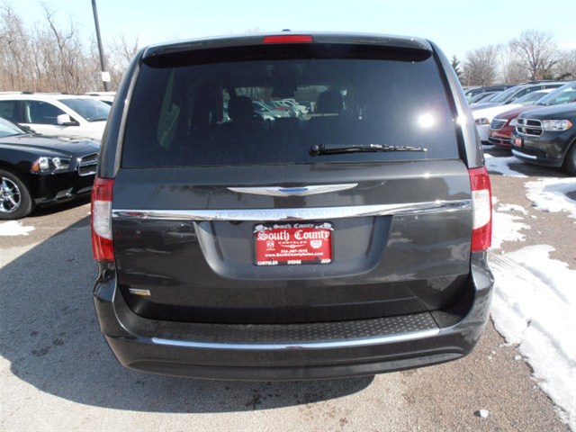 Chrysler Town and Country 2012 photo 4