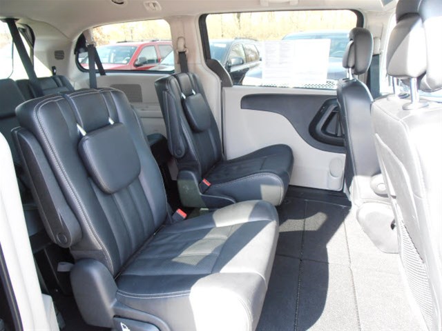 Chrysler Town and Country 2012 photo 5