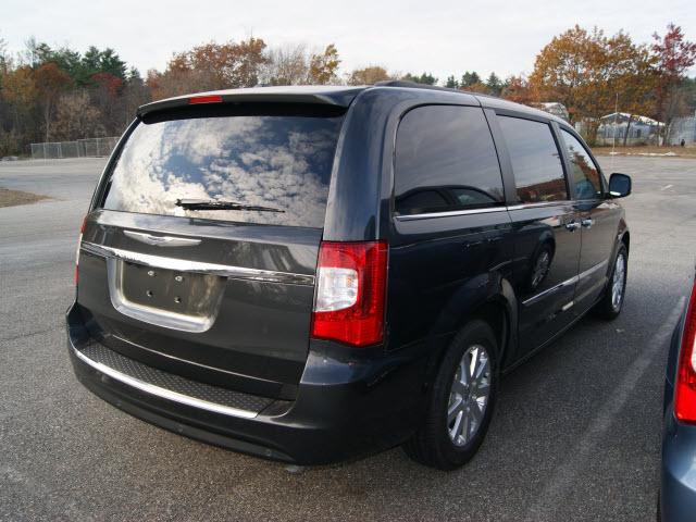 Chrysler Town and Country 2012 photo 1