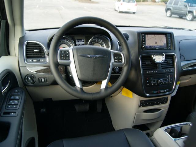 Chrysler Town and Country 2012 photo 2