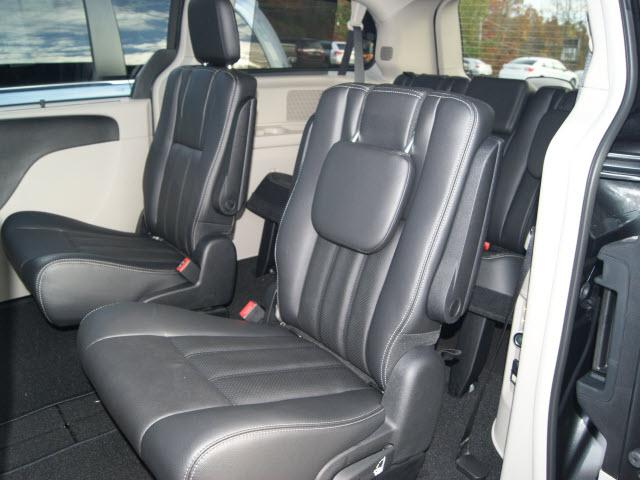 Chrysler Town and Country 2012 photo 3