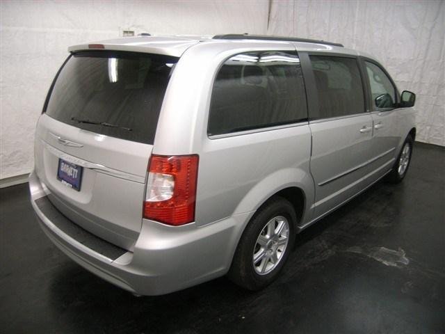 Chrysler Town and Country 2012 photo 1