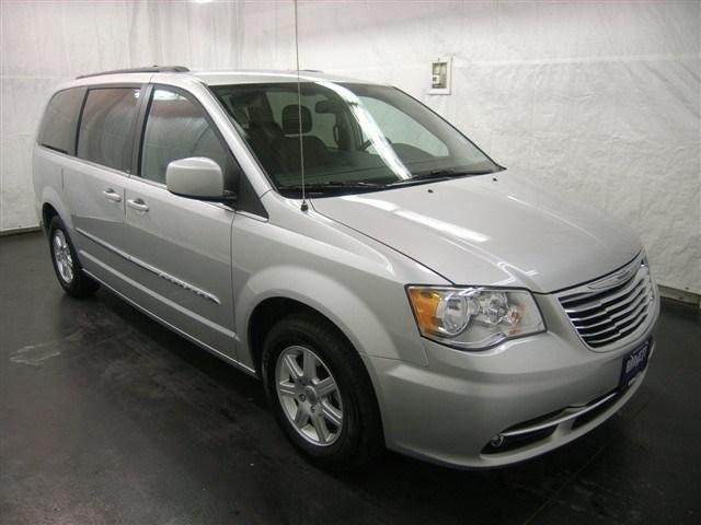 Chrysler Town and Country 2012 photo 2