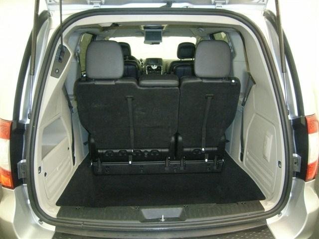 Chrysler Town and Country 2012 photo 3