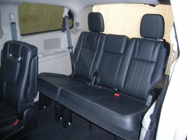 Chrysler Town and Country 2012 photo 4