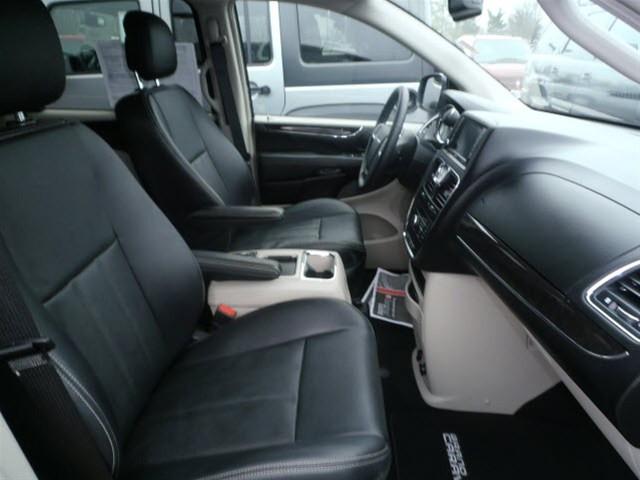Chrysler Town and Country 2012 photo 1