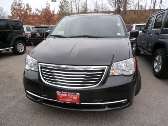Chrysler Town and Country 2012 photo 2
