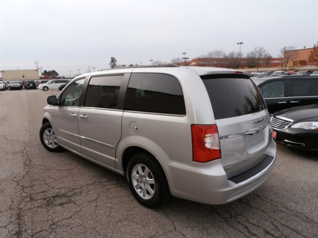 Chrysler Town and Country 2012 photo 1
