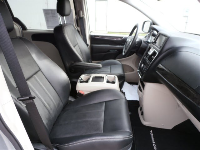 Chrysler Town and Country 2012 photo 3