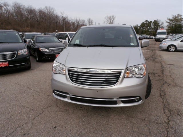 Chrysler Town and Country 2012 photo 4