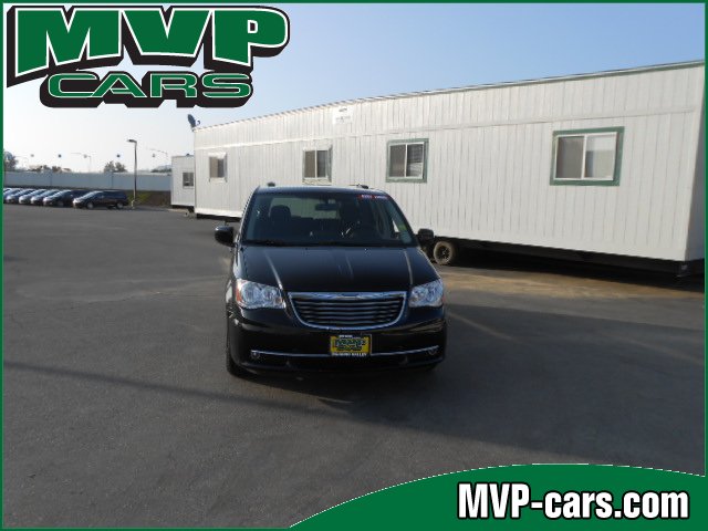 Chrysler Town and Country 2012 photo 2