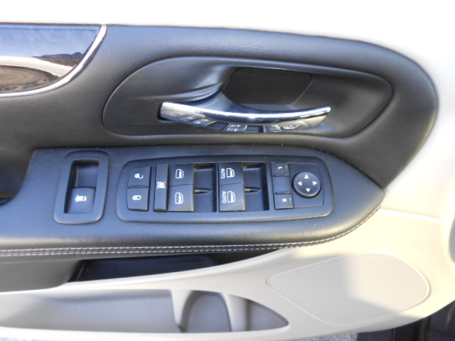 Chrysler Town and Country 2012 photo 3