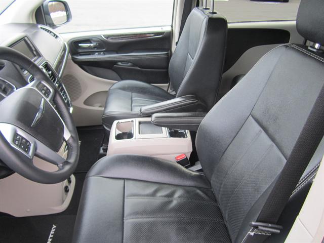 Chrysler Town and Country 2012 photo 1