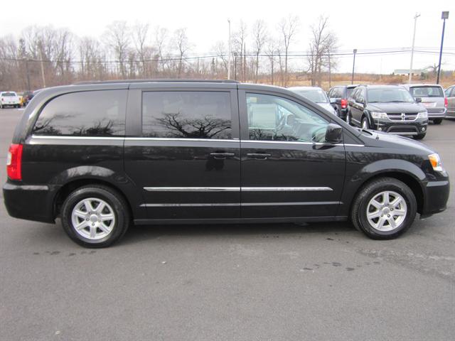 Chrysler Town and Country 2012 photo 2