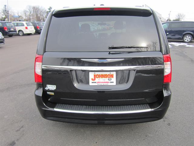 Chrysler Town and Country 2012 photo 3