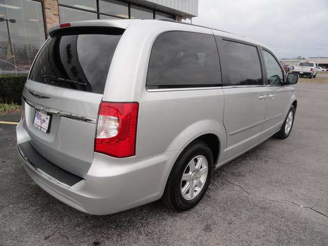 Chrysler Town and Country 2012 photo 1