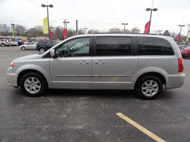 Chrysler Town and Country 2012 photo 3