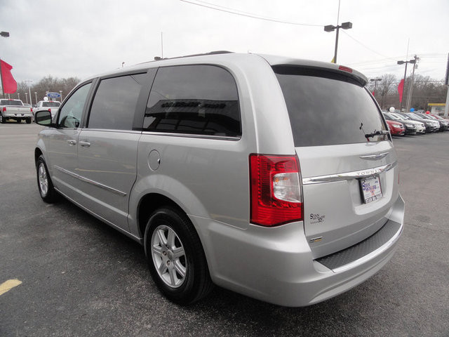 Chrysler Town and Country 2012 photo 4