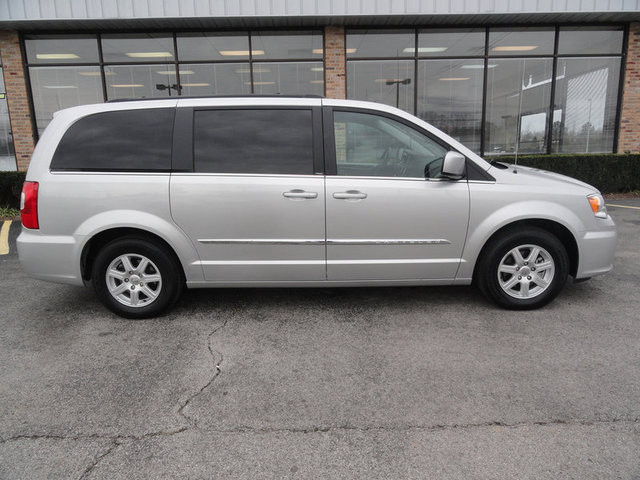 Chrysler Town and Country 2012 photo 5