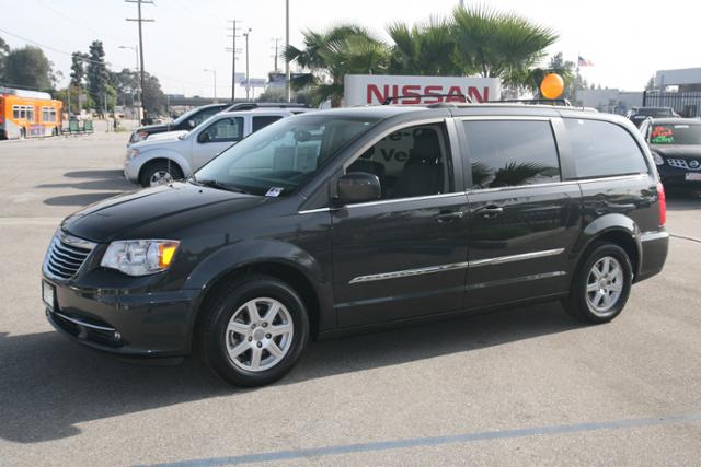 Chrysler Town and Country 2012 photo 2