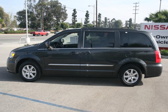 Chrysler Town and Country 2012 photo 3