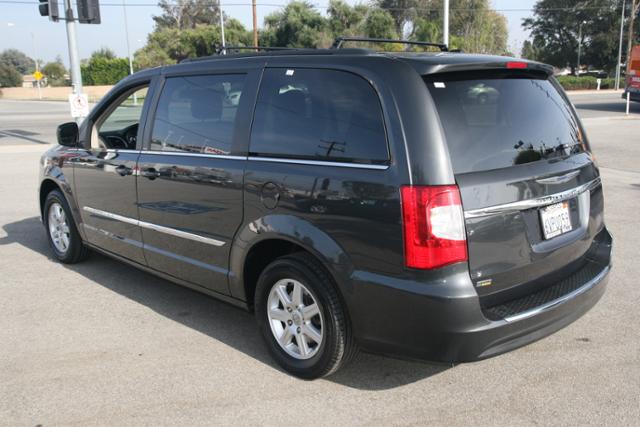 Chrysler Town and Country 2012 photo 4