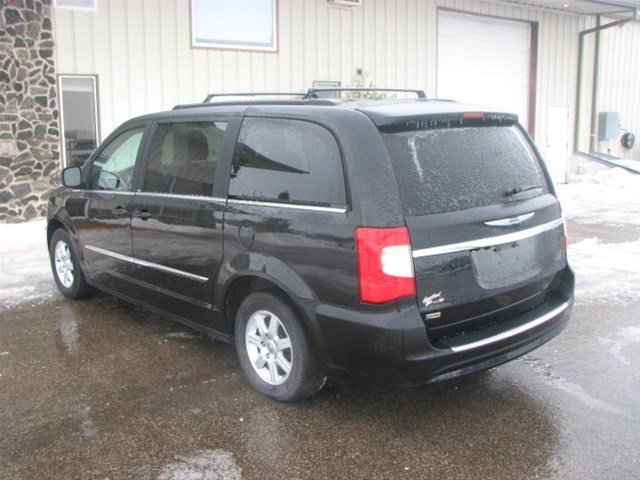 Chrysler Town and Country 2012 photo 1