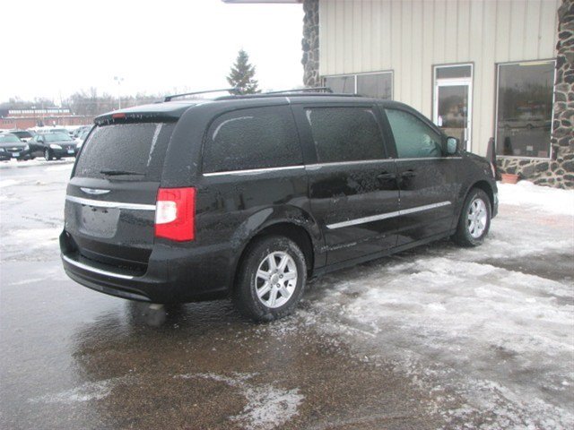 Chrysler Town and Country 2012 photo 2