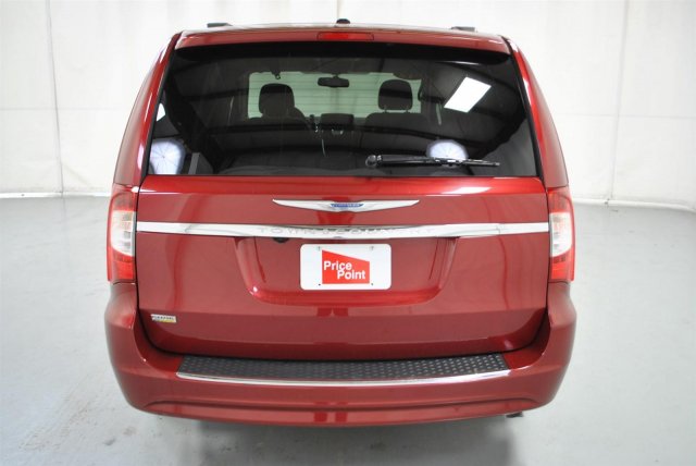 Chrysler Town and Country 2012 photo 1